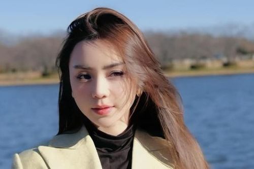 Quỳnh Kool lên đồ thanh lịch, ngọt ngào; Việt Anh bảnh bao, lịch lãm
