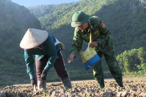 Đồng hành cùng nhân dân vượt khó