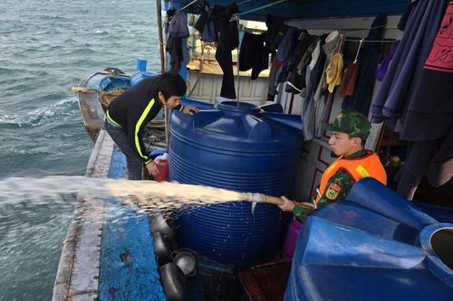 Cứu hộ thành công tàu cá cùng 13 ngư dân bị nạn trên vùng biển Quảng Ninh