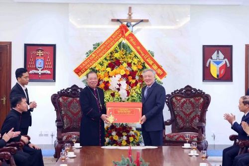 Phó Thủ tướng Thường trực Nguyễn Hòa Bình chúc mừng Giáng sinh tại một số tổ chức tôn giáo