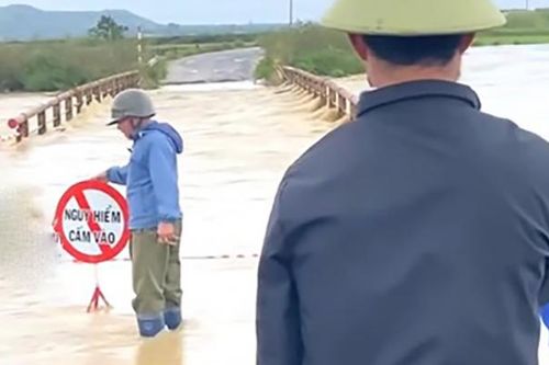 Người dân đi đường vòng 10 km để đảm bảo an toàn vì cầu ngập