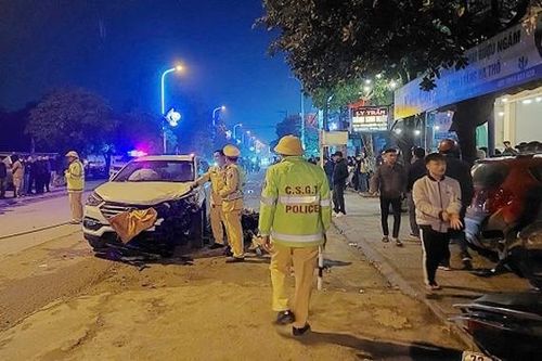Ô tô va chạm trực diện xe máy, 1 học sinh tử vong, 1 người cấp cứu