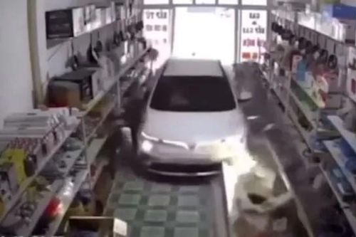 Vụ ô tô lao vào nhà dân tông bé gái tử vong: Nam tài xế là cán bộ Đội Cảnh sát điều tra tội phạm Công an huyện