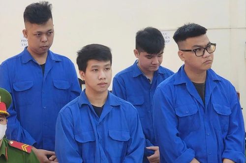 Phạt tù 4 bị cáo chiếm đoạt hơn 300 triệu đồng của người dân qua mạng điện thoại