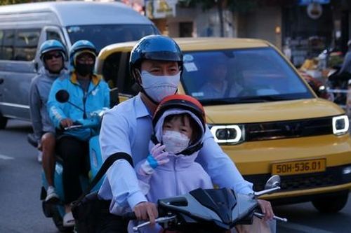 Người dân TPHCM 'lạnh cóng tay' khi ra đường sáng nay