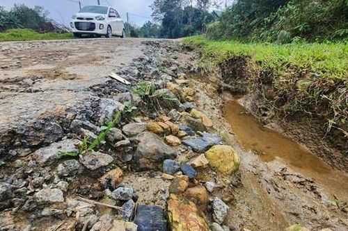 Rùng mình với tuyến đường chằng chịt ổ voi, ổ gà ở Hà Tĩnh