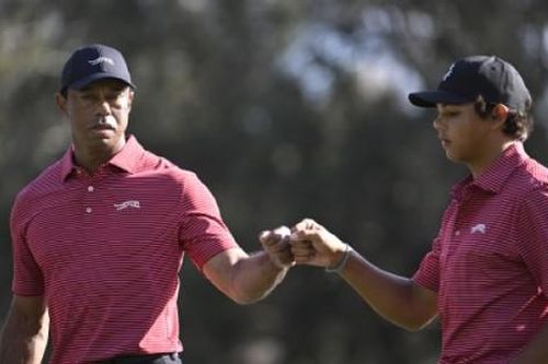 Con trai huyền thoại Tiger Woods lần đầu hole in one
