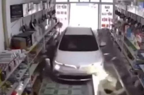 Vụ xe lao vào nhà tông bé gái tử vong: Xác định danh tính tài xế