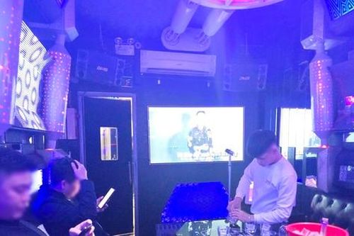 Biến tướng quán 'hát cho nhau nghe': Chính quyền loay hoay xử lý