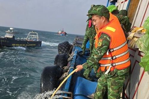 Giải cứu 13 ngư dân gặp nạn trên biển Cô Tô