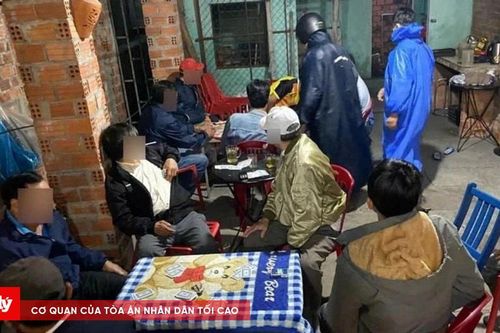 Dùng muỗng làm vật quy đổi để chơi cờ bạc
