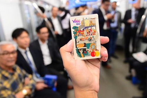 Người dân TP.HCM nhận thẻ đi metro VikkiGO miễn phí