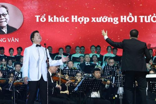 Khán giả gai người khi Đăng Dương hát 'Tượng đài chiến thắng' dưới Cột cờ Hà Nội