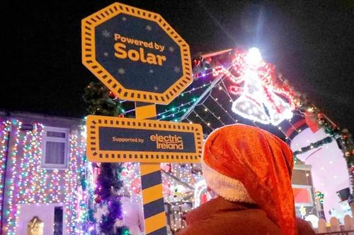 Ngôi nhà của ông già Noel thắp sáng bằng năng lượng mặt trời