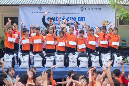 Chương trình 'Nụ cười Việt Nam' đồng hành cùng bà con vùng bão lũ
