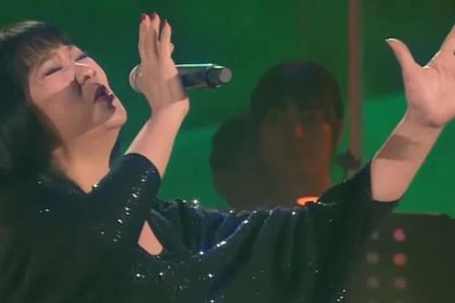 Cẩm Vân nghẹn ngào hát 'Huyền thoại mẹ' lay động hàng nghìn khán giả