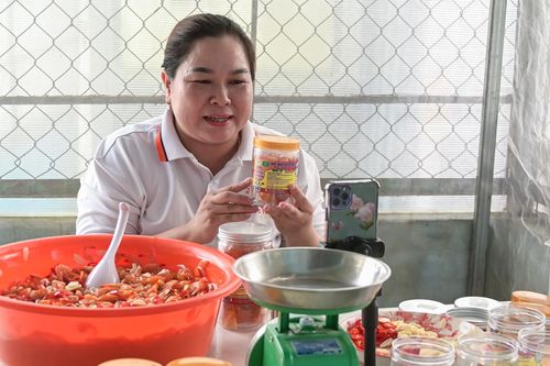 Nông dân Sóc Trăng livestream bán hàng, kinh doanh trên sàn thương mại điện tử