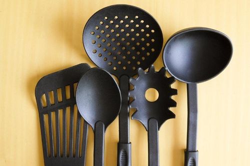 Thực hư dụng cụ nấu bếp bằng nhựa đen gây ung thư