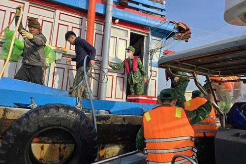Cứu 13 thuyền viên gặp nạn trên vùng biển Cô Tô