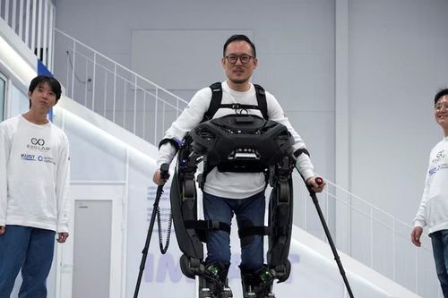 Hàn Quốc phát triển robot giúp người liệt nửa người đi lại