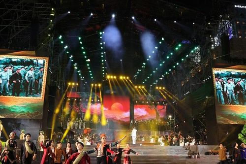 Chủ tịch Quốc hội dự chương trình hòa nhạc và nghệ thuật 'Bài ca không quên'