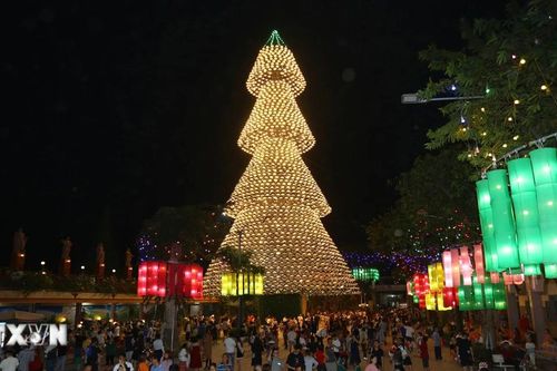 Độc đáo cây thông Noel được làm từ hơn 3.800 chiếc nón lá ở Đồng Nai