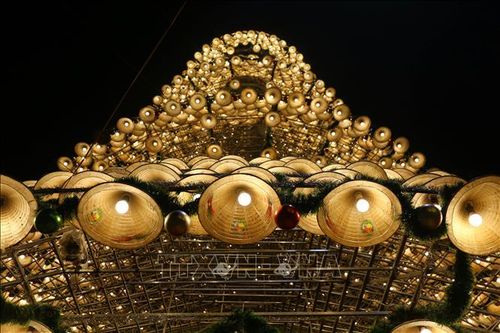 Độc đáo cây thông Noel được làm từ hơn 3.800 chiếc nón lá ở Đồng Nai