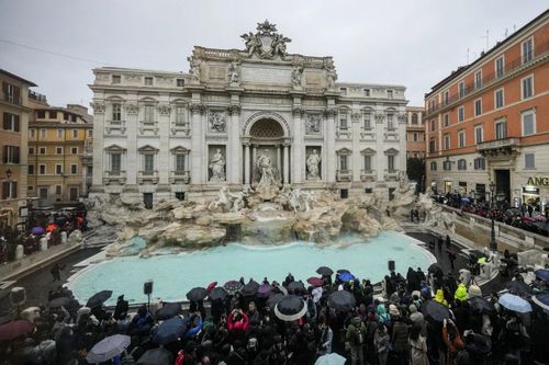Đài phun nước biểu tượng Trevi ở Rome mở cửa trở lại