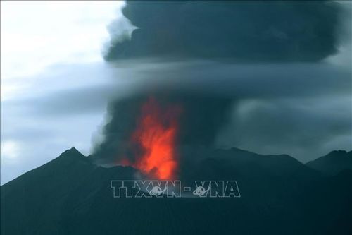 Nhật Bản: Núi lửa Sakurajima phun trào, tạo cột khói bụi cao 3.400m