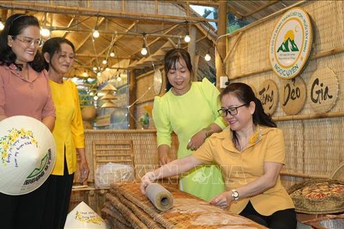 Gìn giữ, phát huy giá trị độc đáo nghề làm bánh tráng phơi sương Trảng Bàng
