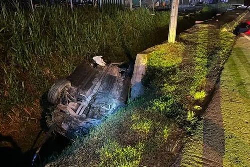 Ô tô va chạm rồi lao xuống mương, 4 người thương vong