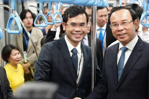 Khai trương tuyến metro số 1, người dân nhận thẻ đi metro VikkiGO miễn phí