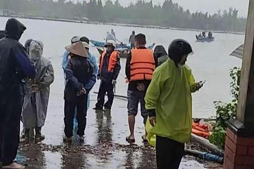 Bản tin TNGT 23/12: Chìm phà tại Quảng Nam, 14 người may mắn thoát nạn