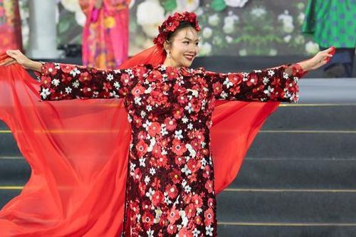 Thanh Hằng, Lan Khuê cùng dàn sao trình diễn áo dài dưới thời tiết 15 độ C