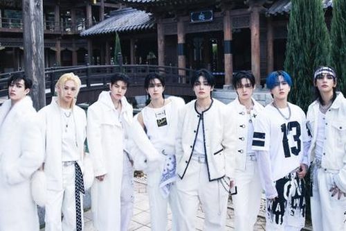 Stray Kids sánh ngang với BTS