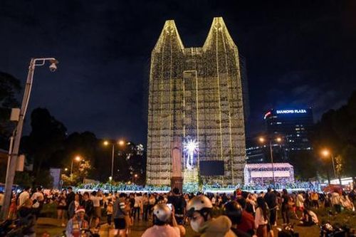 Nhà thờ Đức Bà rực rõ ánh đèn, hàng nghìn người TPHCM đổ về check-in dịp Giáng sinh