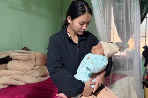 Xót xa người vợ trẻ ôm con 2 tháng tuổi cầu xin giúp đỡ đưa thi thể chồng về quê
