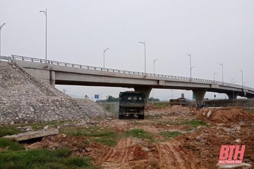 Huyện Triệu Sơn cho dừng khai thác đất sát cao tốc Bắc - Nam ngay trong đêm