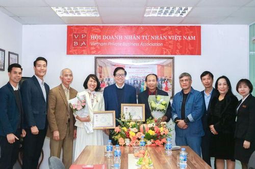 Trao tặng Kỷ niệm chương 'Vì sự nghiệp Xây dựng và Phát triển Doanh nhân Việt Nam' cho Chủ tịch, Hiệu trưởng Trường Đại học Nguyễn Trãi