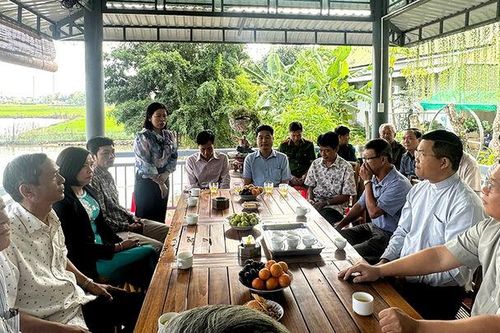 Lãnh đạo huyện Tri Tôn chúc mừng Lễ Giáng sinh tại giáo xứ Mân Côi