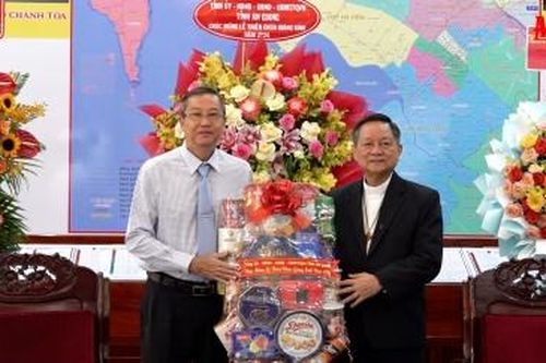 Phó Bí thư Thường trực Tỉnh ủy, Chủ tịch HĐND tỉnh An Giang Lê Văn Nưng chúc mừng Giáng sinh tại Tòa giám mục Long Xuyên