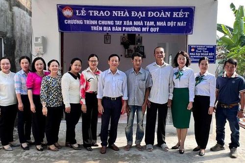 Trao tặng nhà Đại đoàn kết cho hộ khó khăn phường Mỹ Quý