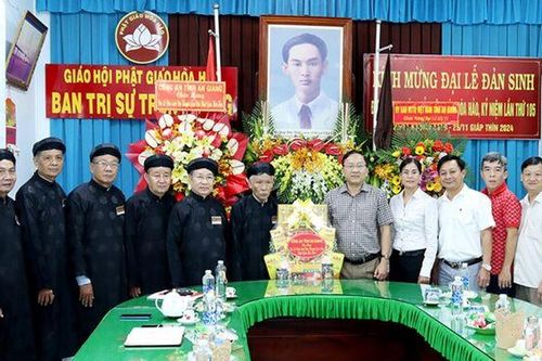Lãnh đạo Công an tỉnh thăm, chúc mừng Đại lễ đản sinh Đức Huỳnh Giáo chủ Phật giáo Hòa Hảo