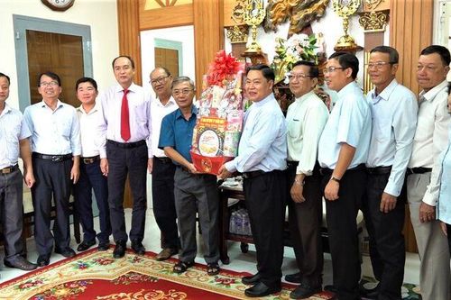 Lãnh đạo Thành ủy Châu Đốc thăm chúc mừng Lễ Giáng sinh nhà thờ Giáo xứ Châu Đốc