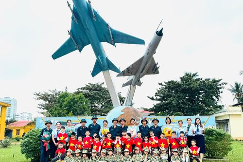 Gần 1.000 học sinh mầm non tham quan nhà truyền thống Sư đoàn Không quân 372