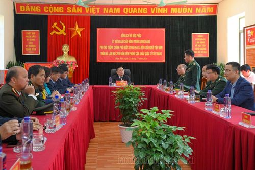 Phó Thủ tướng Chính phủ Hồ Đức Phớc làm việc tại Điện Biên