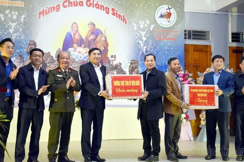 Bí thư Tỉnh ủy Trần Quốc Cường thăm, chúc mừng Giáng sinh giáo dân Công giáo, Tin lành