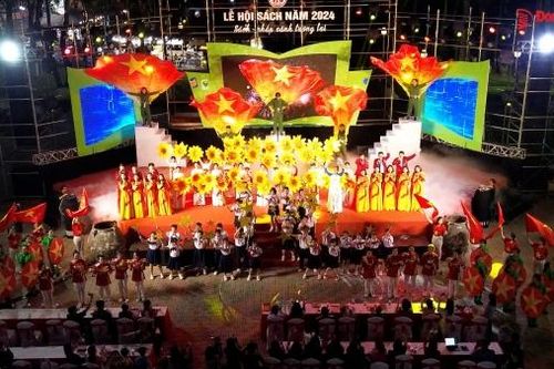 Hơn 300 giáo viên biểu diễn văn nghệ kỷ niệm Ngày thành lập Quân đội nhân dân Việt Nam