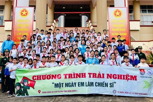 'Một ngày em làm chiến sĩ'