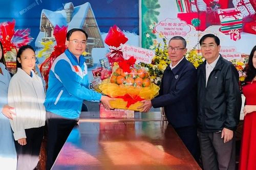 Thường trực Hội LHTN Việt Nam tỉnh Gia Lai thăm và chúc mừng các cơ sở tôn giáo nhân dịp Lễ Giáng sinh